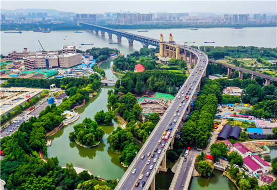 长江大桥下打造的外金川河入江口湿地，水美、柳绿、花香。记者 冯芃 董家训 摄