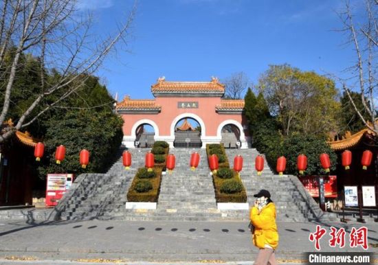  民众从戏马台景区大门口经过。　朱志庚　摄