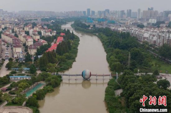 航拍“中国南北地理分界线”标志园主题雕塑。　泱波 摄