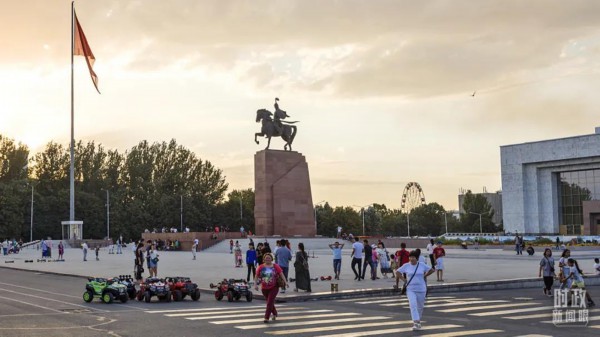 时政新闻眼丨习近平主持这场建交30周年视频峰会,释放哪些重要信号?