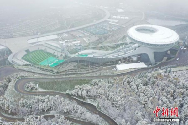 2021年10月6日，北京2022年冬奥会张家口赛区降下秋雪，航拍崇礼区国家跳台滑雪中心&ldquo;雪如意&rdquo;雪景。<a target='_blank' href='/' _fcksavedurl='/'><p  align=
