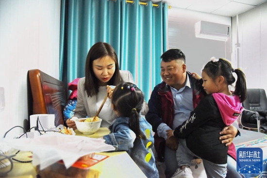 &uarr;1月24日晚，妻子从湖北来到项目部，杨兴义为她做了鸡蛋面。新华社记者田建川摄