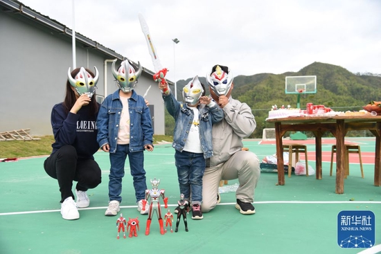 &uarr;小女儿（右二）生日当天，杨兴义为她买了最爱的玩具（1月25日摄）。新华社记者田建川摄