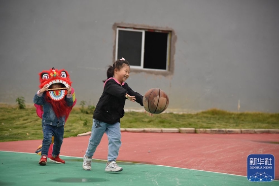  &uarr;爸爸白天在工地，两个女儿在项目部玩耍（1月24日摄）。新华社记者田建川摄