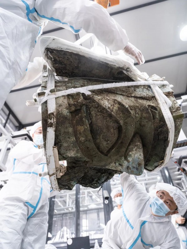 大面具出坑。余嘉 摄