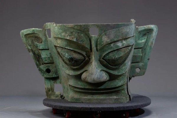 青铜大面具。江聪 摄