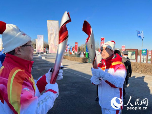 叶培建（左）与景海鹏进行火炬接力。  陶相安 摄