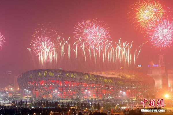 图为2008年8月8日晚，第二十九届奥林匹克运动会在北京开幕。绚丽烟花绽放北京夜空，火树银花映&ldquo;鸟巢&rdquo;。 <a target='_blank' href='/' _fcksavedurl='/'><p  align=