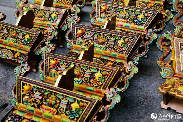 年货市场上的切玛盒。（切玛盒是藏历新年吉祥物，是在精制斗型木盒中用隔板分开，分别盛入炒麦粒和糌粑，插上&ldquo;仔卓&rdquo;，象征着人寿年丰、吉祥如意。）人民网 次仁罗布摄