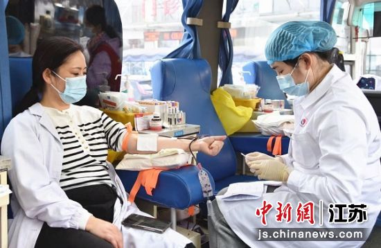 市民走进献血点无偿献血。 江苏省血液中心供图