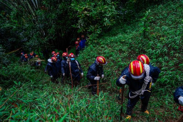 徒步进山里开展救援任务