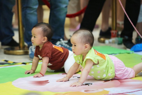 孩子们参加亲子互动活动(新华社发)