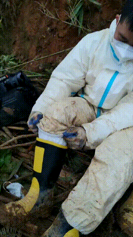 消防员鞋里的汗水像雨水一样流出来