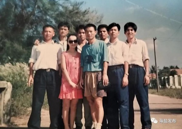 王伟（左一）与王志祥（右二）