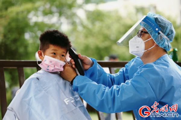 【组图】&ldquo;守沪者联盟&rdquo;丨探访上海抗疫一线：志愿者变身Tony为居民理发