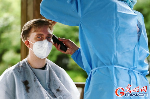 【组图】&ldquo;守沪者联盟&rdquo;丨探访上海抗疫一线：志愿者变身Tony为居民理发