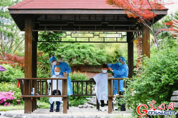 【组图】&ldquo;守沪者联盟&rdquo;丨探访上海抗疫一线：志愿者变身Tony为居民理发