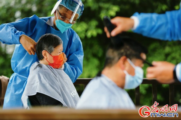 【组图】&ldquo;守沪者联盟&rdquo;丨探访上海抗疫一线：志愿者变身Tony为居民理发