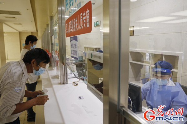 【组图】&ldquo;守沪者联盟&rdquo;丨上海：医院增设便民门诊 方便民众配药