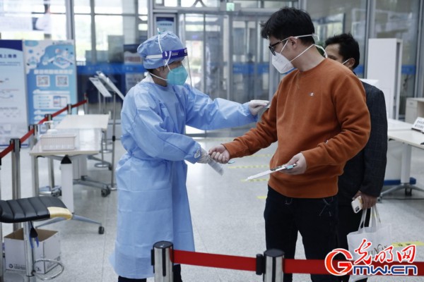 【组图】&ldquo;守沪者联盟&rdquo;丨上海：医院增设便民门诊 方便民众配药