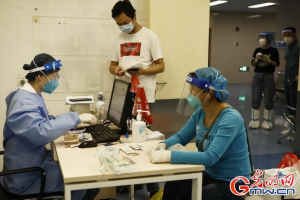 【组图】&ldquo;守沪者联盟&rdquo;丨上海：医院增设便民门诊 方便民众配药