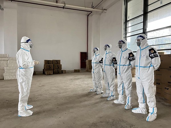 五人小队在方舱   本文图均为 奉贤公安 图