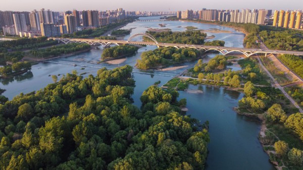洛阳市洛河西段瀛洲桥附近的湿地公园（无人机照片）。 黄政伟摄 