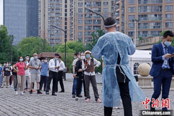 民众在黄金城道步行街长宁核酸采样工作站排队等待进行核酸采样。　殷立勤 摄