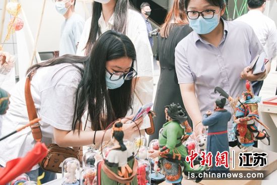 市民体验非遗。盐城市文广旅局供图