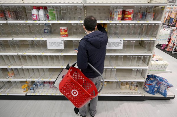 2022年5月10日,美国纽约,因婴幼儿配方奶粉严重缺货,货架被一扫而空。图|IC photo