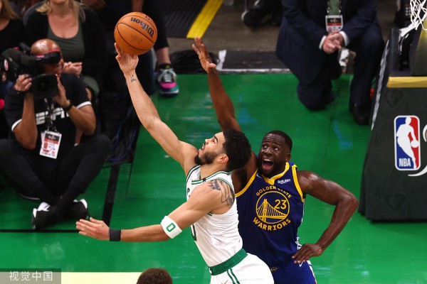 格林(右)追防塔图姆。