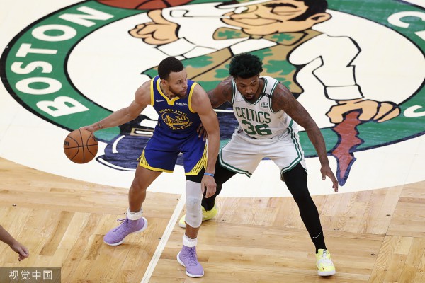 斯马特中圈就开始防守库里。