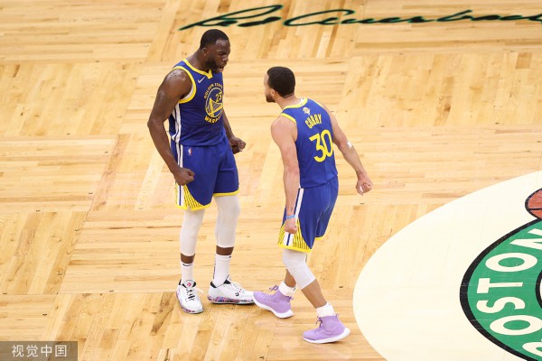 库里(右)和格林庆祝夺冠。