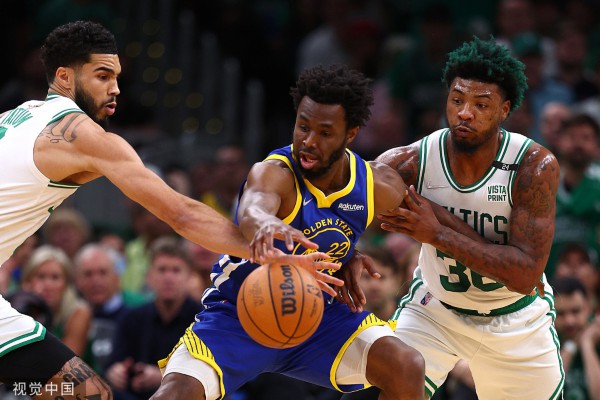 塔图姆(左)和斯马特(又)包夹维金斯(中)。