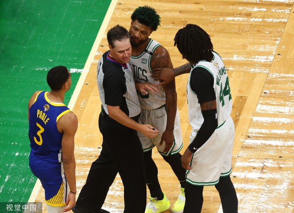 裁判分开发生争执的斯马特(右二)和普尔(左)。