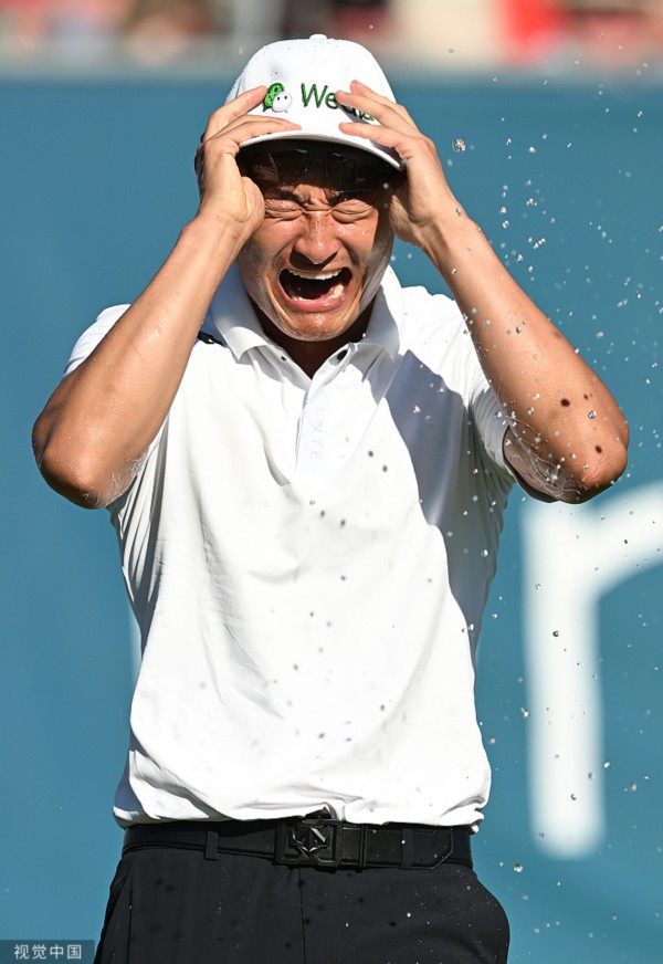 李昊桐夺冠后在赛场痛哭。