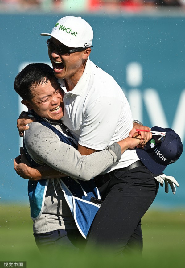 李昊桐和球童兴奋拥抱。