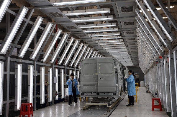 山东凯马汽车制造有限公司赣州分公司忙碌的装配车间。