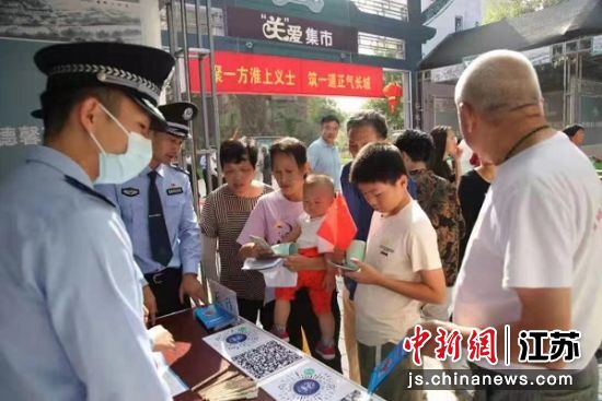 淮安市公安局加强显性用警，最大限度地屯警街面，让民众时刻感受到警察就在身边。