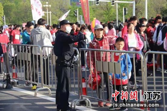 淮安加强显性用警，最大限度地屯警街面，让民众时刻感受到警察就在身边。淮安市公安局供图