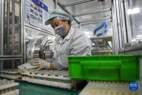新华全媒+｜江苏无锡：防疫不松懈 生产不停歇