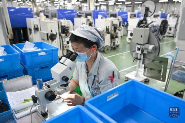 新华全媒+｜江苏无锡：防疫不松懈 生产不停歇