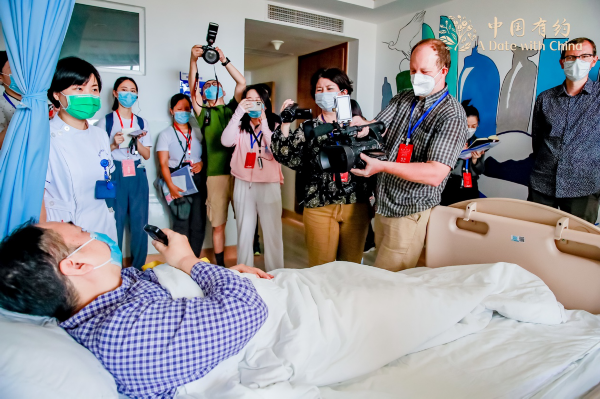 采访团在厦门大学第一附属医院采访日间手术病房