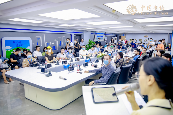 采访团在厦门市信息中心座谈