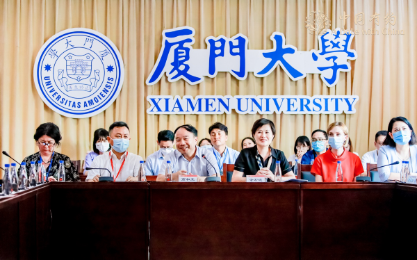 采访团在厦门大学座谈