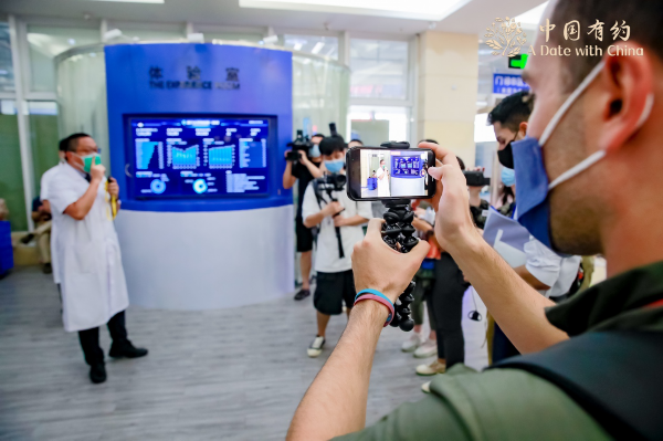 采访团在厦门大学第一附属医院了解互联网医疗