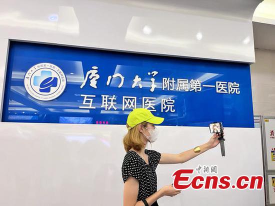 Sabina Makarova, a Russian online celebrity, takes a selfie in the First Affiliated Hospital of Xiamen University, July 18, 2022. (Photo: Ecns.cn/Zhao Li)