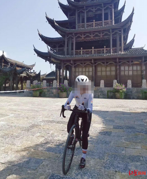 &uarr;遇难骑手贺女士生前照 （图据受访人微信）