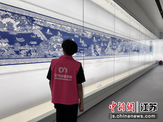 欣赏运河长卷。无锡商业职业技术学院供图