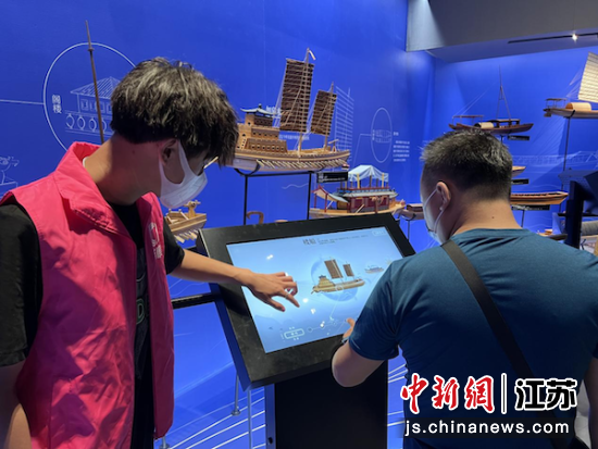 引导游客了解运河非遗文化。无锡商业职业技术学院供图